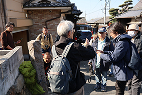 愛宕山古墳の観光地化を示す道標